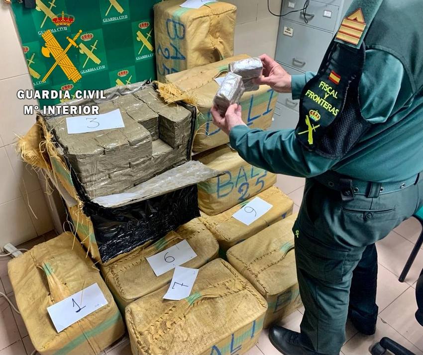 Detenido un guipuzcoano por transportar 320 kg de hachís en una furgoneta mientras circulaba por la ciudad