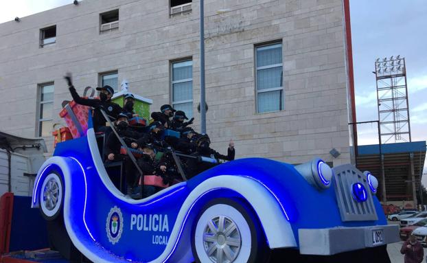 Miles de niños salen a las calles para ver la cabalgata de los Reyes Magos