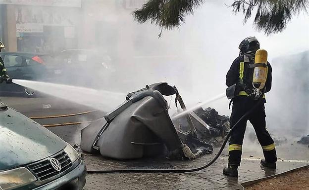 Las cenizas mal apagadas de braseros de picón han hecho prender varios contenedores