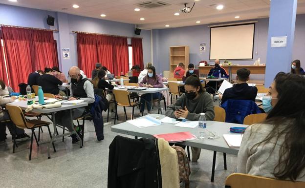 El Ayuntamiento adquiere un lote de libros de género para la biblioteca