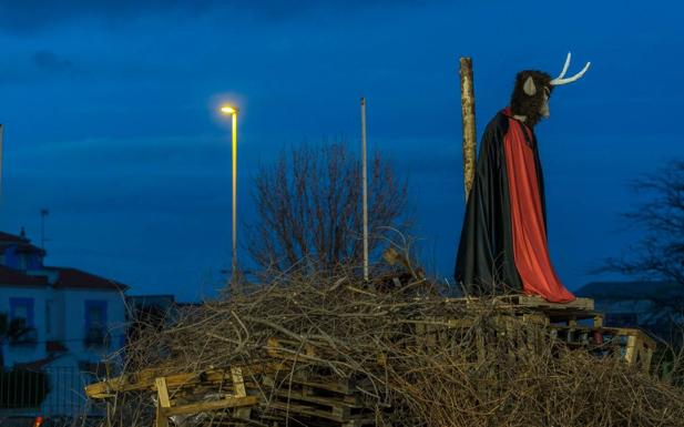 La torre de Los Almedros se iluminará en la noche de las candelas