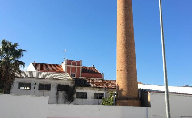 El Ayuntamiento aprueba la compra del edificio de la chimenea del Lidl para un centro cívico de la barriada
