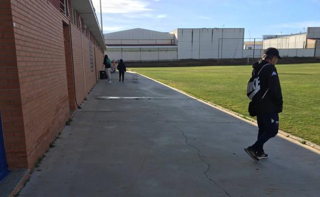 El cuerpo técnico del Extremadura no descarta jugar el sábado aunque no llegue el dinero