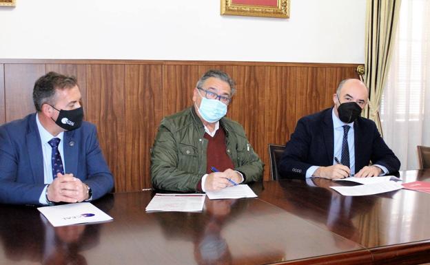 Ayuntamiento y Cámara de Comercio renuevan el convenio para mantener abierta la oficina provincial