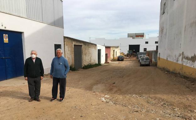 Propietarios de naves de la calle Caserones piden más limpieza, alumbrado y mejoras en la calzada