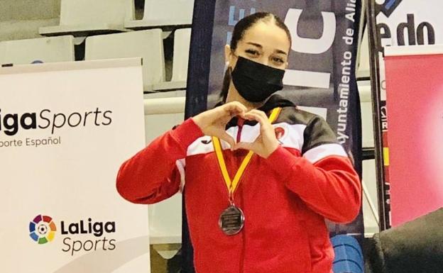 Paola García logra una histórica medalla de plata en la Liga Nacional de Karate senior