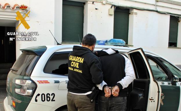 Detenido un almendralejense por robar con violencia a una anciana en su vivienda de Puebla de Sancho Pérez