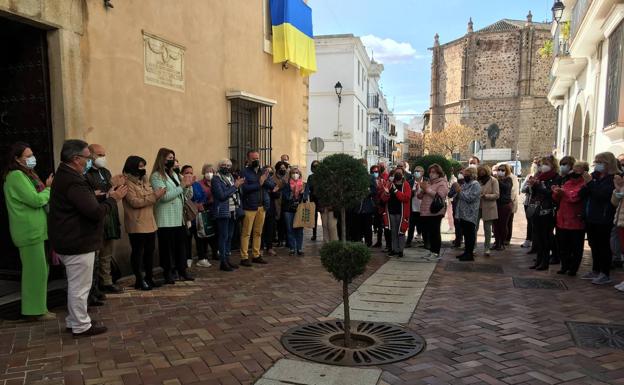 Un centenar de personas se han concentrado en apoyo a Ucrania