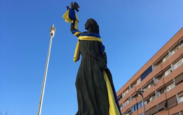 La estatua de la Libertad ya luce con la bandera de Ucrania