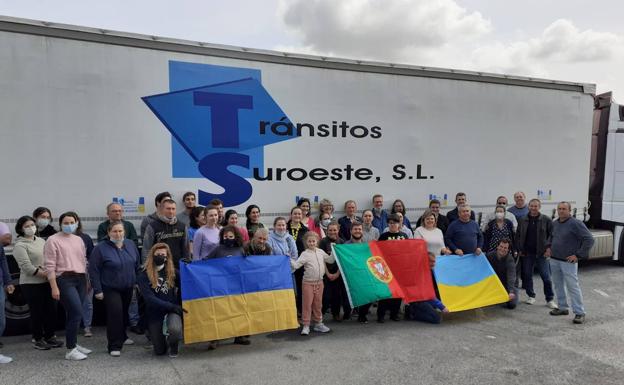 Los dos camiones de Tránsitos Suroeste cargados con ayuda humanitaria ya viajan hasta Ucrania