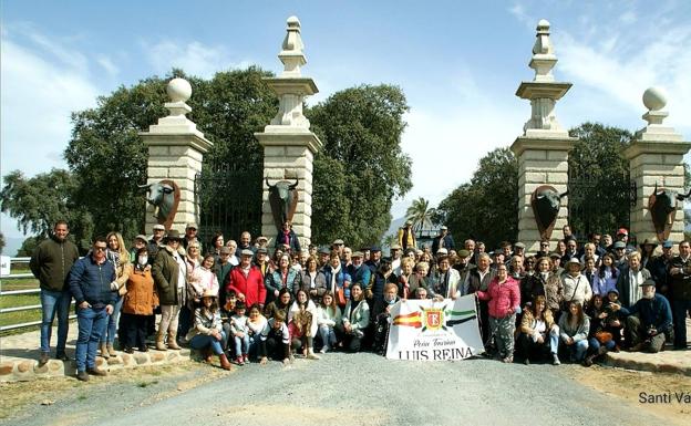 Ciento cincuenta socios de la peña taurina Luis Reina visitan la ganadería de Antonio López Gibaja