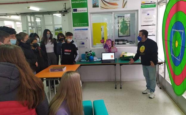 Familias de 48 alumnos reclaman entrar en el instituto Santiago Apóstol