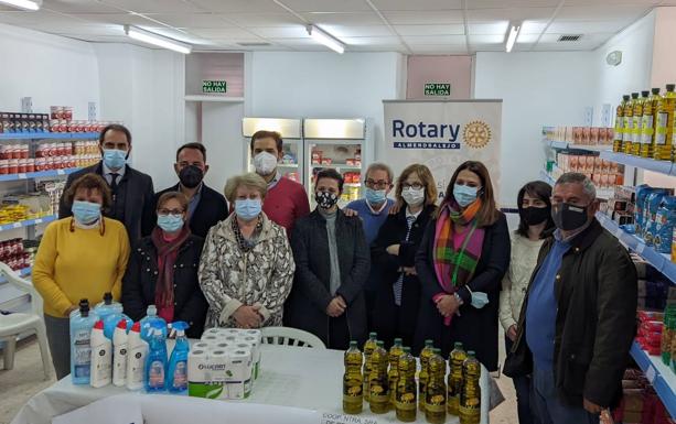El Club Rotary dona alimentos al Economato Social