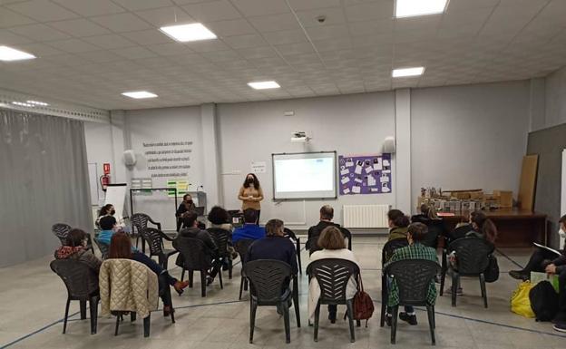 Diez usuarios de Includes aprenden tareas de atención al público gracias a la Fundación ONCE