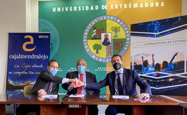 Cajalmendralejo facilitará la concesión de becas a estudiantes de la UEX