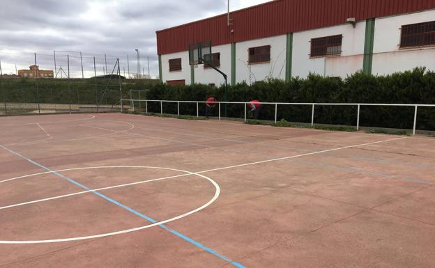 Proyectan hacer un rocódromo homologado, una pista para BBT y patines y otra de voley playa