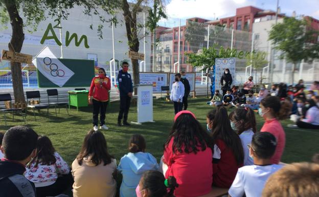 Deportistas olímpicos enseñan los valores del deporte a alumnos del colegio Montero de Espinosa