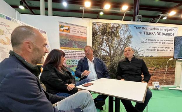 La consejera Begoña García destaca el impulso que supondrá el regadío de Tierra de Barros para aceite y vino