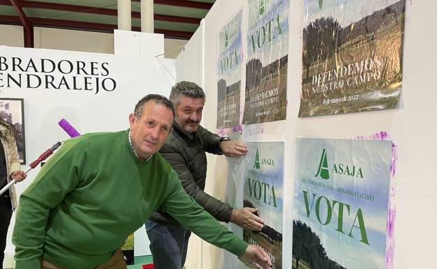 Apag Asaja inicia las elecciones al campo con una pegada de carteles en Almendralejo