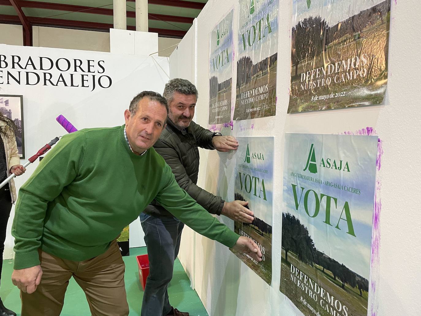 Apag Asaja inicia las elecciones al campo con una pegada de carteles en Almendralejo