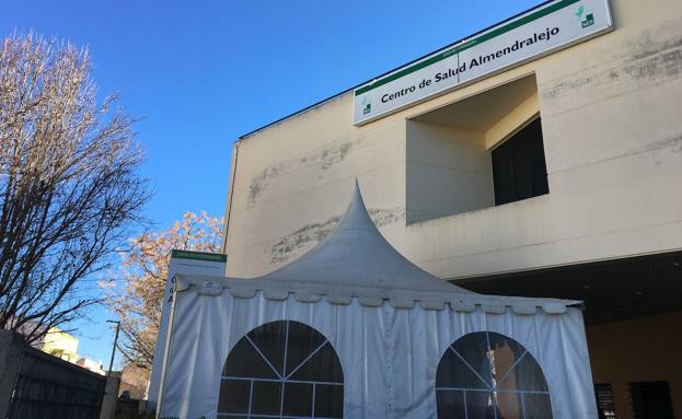 Una madre y su hijo se niegan a llevar mascarilla e intentan agredir a dos sanitarios del centro de salud de San José