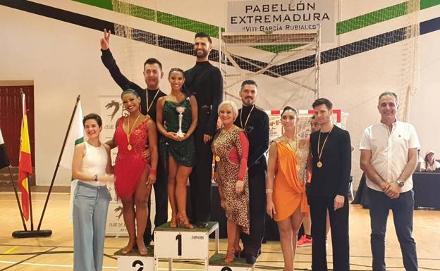 Unos cuatrocientos bailarines están participando en el VI Trofeo Ciudad de Almendralejo de bailes de salón