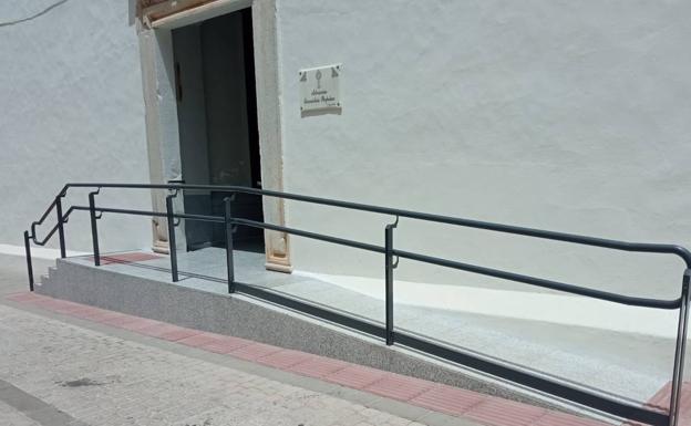 La Asociación de Personas con Discapacidad Física aplaude la construcción de la rampa a la iglesia de Santa Clara
