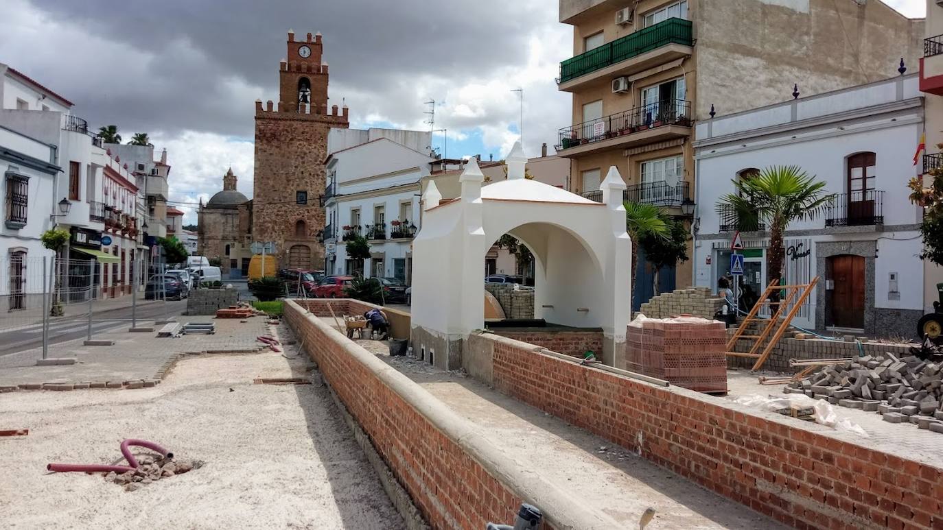 Aceuchal recupera un antiguo pilar del siglo XV sobre la cimentación original