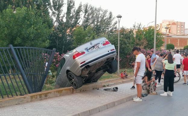 Un coche rompe las vallas del perímetro de Las Mercedes en un aparatoso accidente