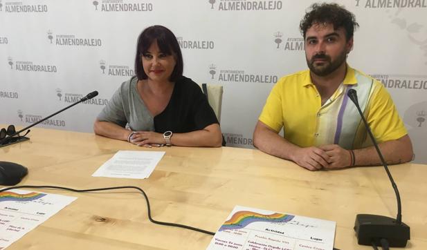 La concejala Macarena Domínguez y Emiliano Hernández, de Triángulo Extremadura. 