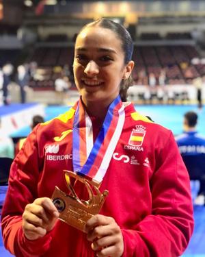 Paola García muestra la medalla del Campeonato de Europa. /hoy