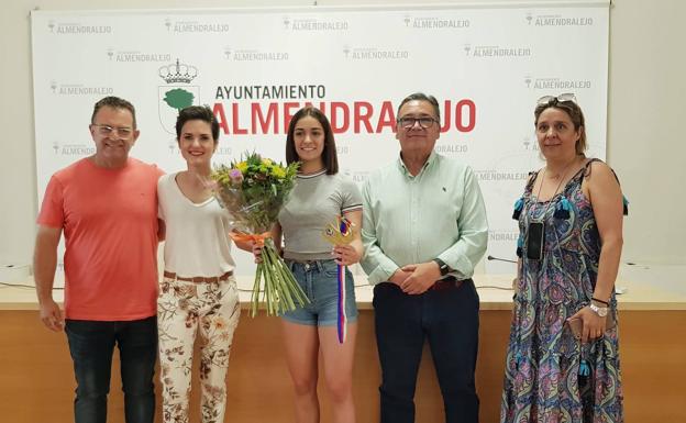 Paola García posa junto al alcalde y la concejala y rodeada por sus padres. /hoy