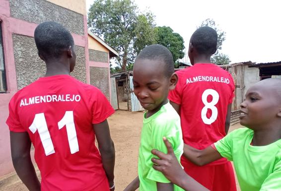'Despierta Almendralejo' ayuda a niños con discapacidad de la aldea de Mbiuni (Kenia)