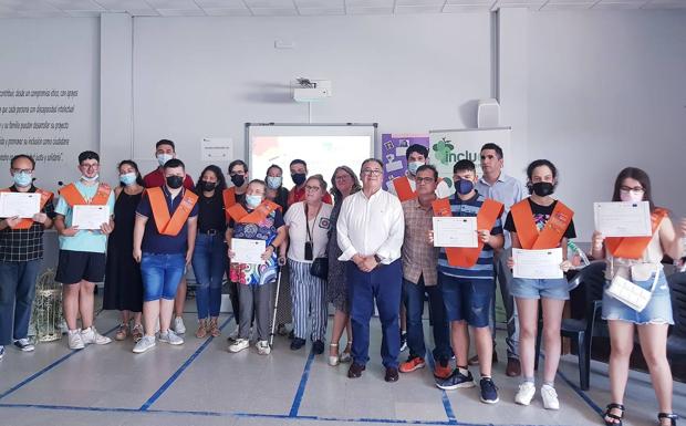 Diez usuarios de Includes concluyen su formación laboral en servicios comunes