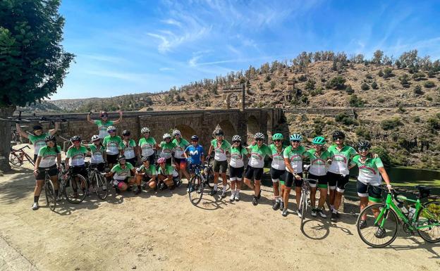 Mujeres ciclistas del grupo durante la primera edición en el verano de 2021. /hoy