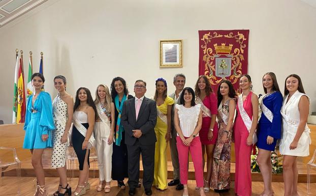 La proclamación de la reina y damas, pregonero y bodeguero de honor da paso al inicio de la feria