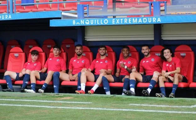 Jugadores del CD Extremadura en el estadio. 