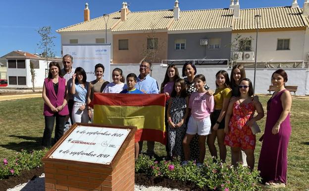 Niños del Consejo de la Infancia entierran una cápsula del tiempo en el parque dedicado a los héroes del covid