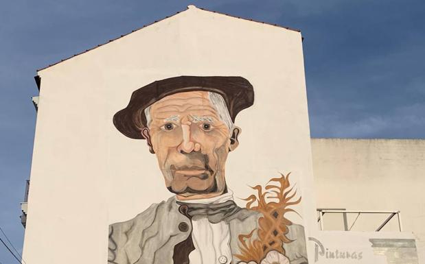 Foto del mural pintado a la entrada de la localidad. /g. c.