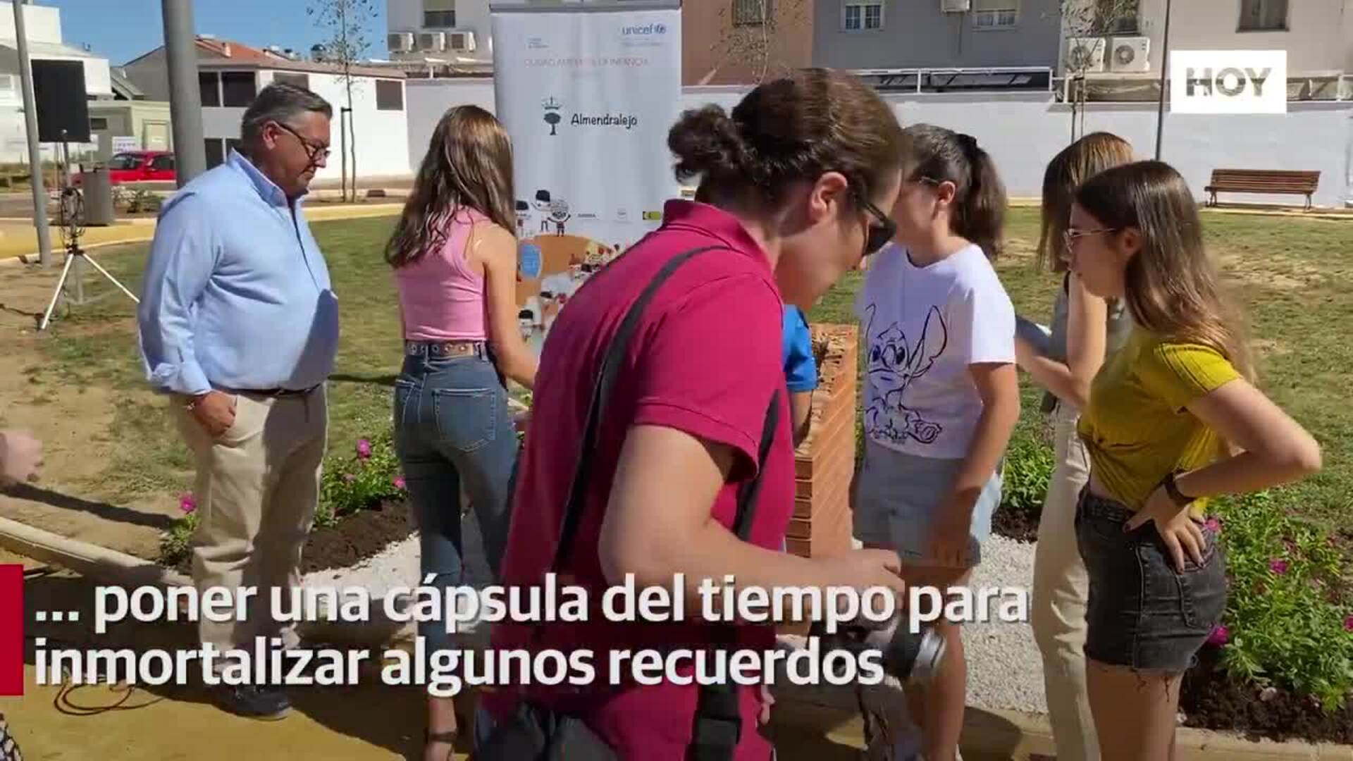 Niños del Consejo de la Infancia entierran una cápsula del tiempo en el parque dedicado a los héroes del covid