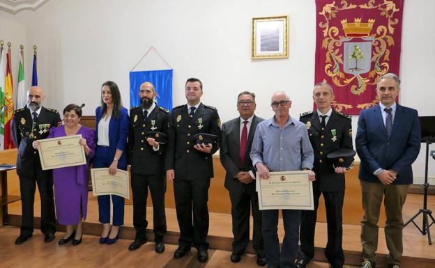 La Policía Nacional condecora a tres agentes en el día de su festividad