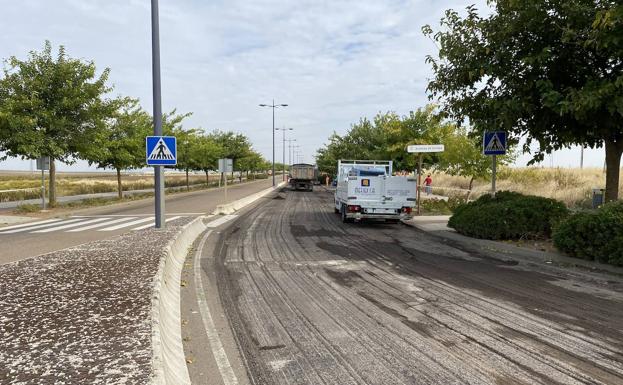 Los trabajos de asfaltado han comenzado por la zona del cementerio
