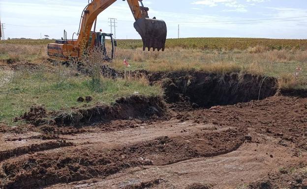 Agricultores critican que limpien la Alberca Vieja con dinero de caminos rurales