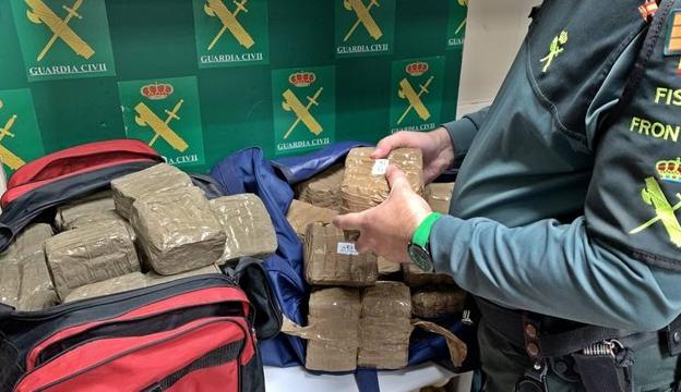 Cinco detenidos en la A-66 y 67,4 kilos de hachís intervenidos en sendas operaciones