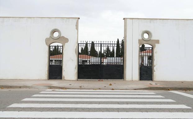 El cementerio estrena la pantalla digital de localización de nichos y una nueva puerta de acceso