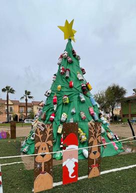 El colegio Montero de Espinosa hace un árbol de Navidad con materiales reciclados