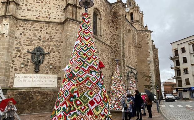 Las Amas de Casa confeccionan cuatro árboles de Navidad con 1.400 piezas de ganchillo