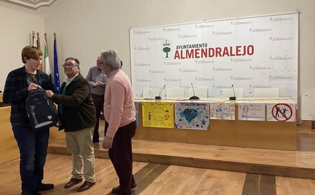 La Asociación Extremeña de víctimas del terrorismo entrega los premios a alumnos de Almendralejo