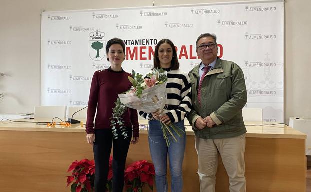 La deportista Paola García recibe la insignia de plata de Almendralejo