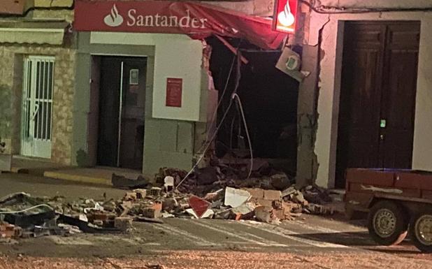 Intentan apoderarse de un cajero automático en Torremejía con una excavadora robada